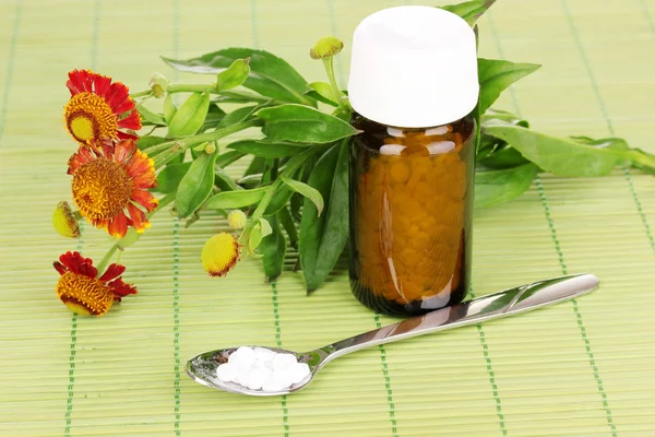 Medycyna butelki z tabletek i kwiaty na mat bambusowych — Zdjęcie stockowe
