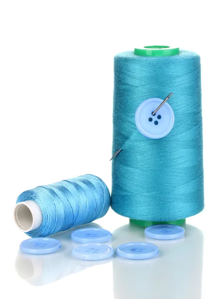 Bobina azul com agulha e botões isolados em branco — Fotografia de Stock
