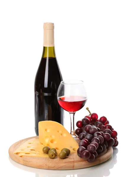 Botella de gran vino con vino y queso aislado sobre blanco —  Fotos de Stock
