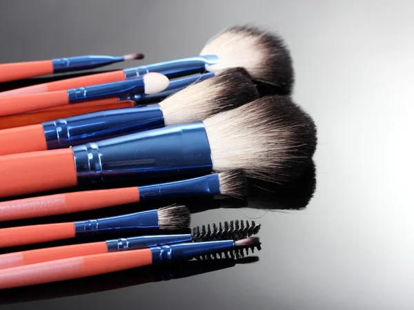 Gri arkaplanda makyaj fırçaları — Stok fotoğraf