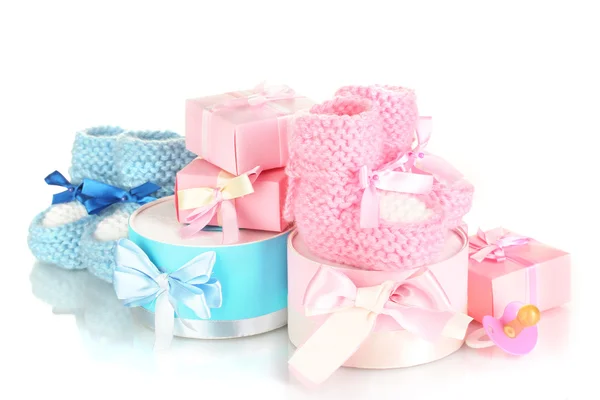 Botas de bebé, chupete, regalos y postal en blanco aislado en blanco —  Fotos de Stock