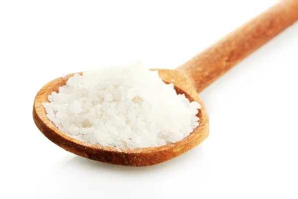 Salz im Kochlöffel isoliert auf weiß — Stockfoto