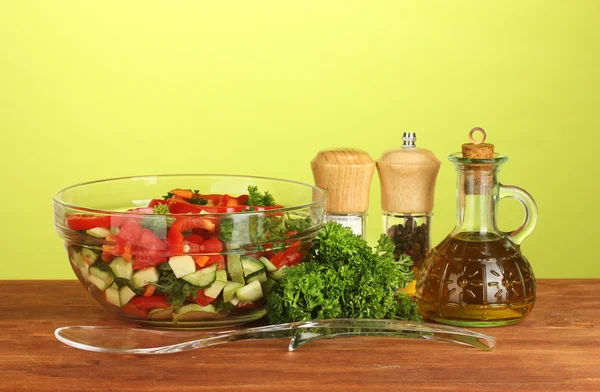 Ensalada fresca y aceite sobre fondo verde —  Fotos de Stock