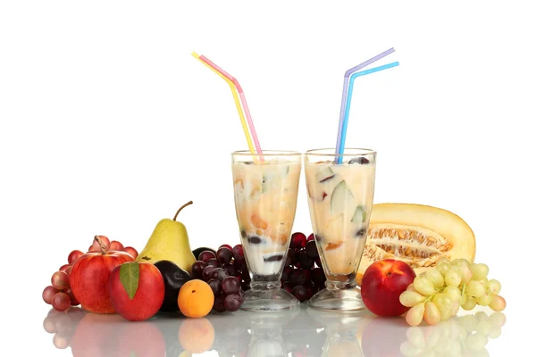 Milkshake med frukt isolerad på vit närbild — Stockfoto