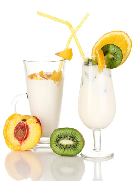 Délicieux milk shakes aux fruits isolés sur blanc — Photo