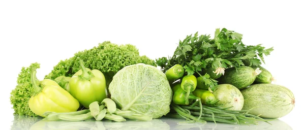 Φρέσκα πράσινα λαχανικά που απομονώνονται σε λευκό — Φωτογραφία Αρχείου