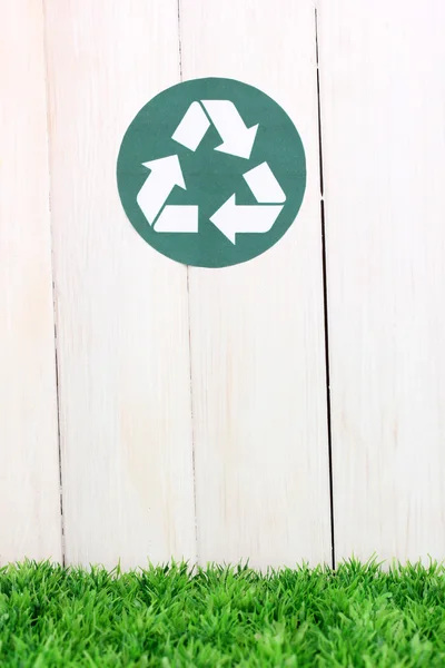 Sinal de reciclagem em fundo de madeira — Fotografia de Stock
