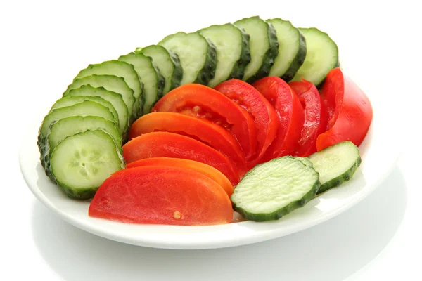 Geschnittenes Gemüse auf Teller, isoliert auf weißem — Stockfoto