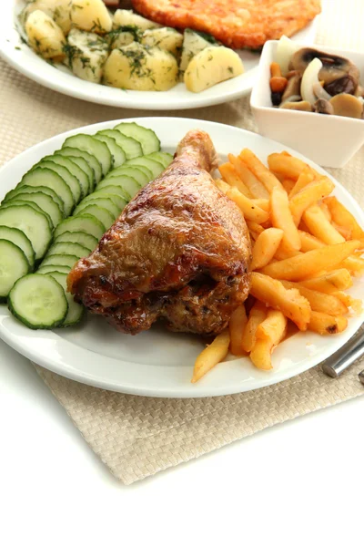 Pollo asado con papas fritas y pepinos, aislado en blanco — Foto de Stock