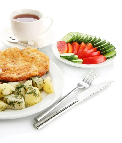 Жареная куриная котлета с вареным картофелем и овощами, чашка чая, изолированная на белом — стоковое фото