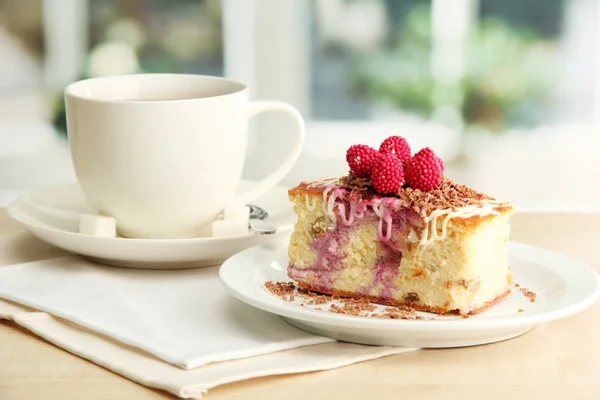 나무 테이블에 차 한잔과 달콤한 케이크 — 스톡 사진
