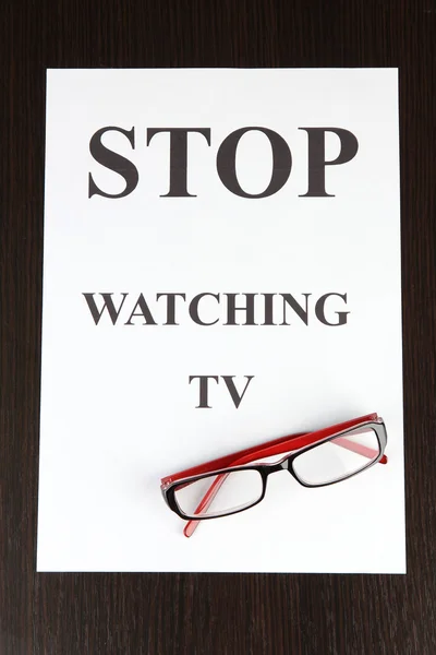 Gráfico de teste de visão com óculos em fundo de madeira close-up — Fotografia de Stock