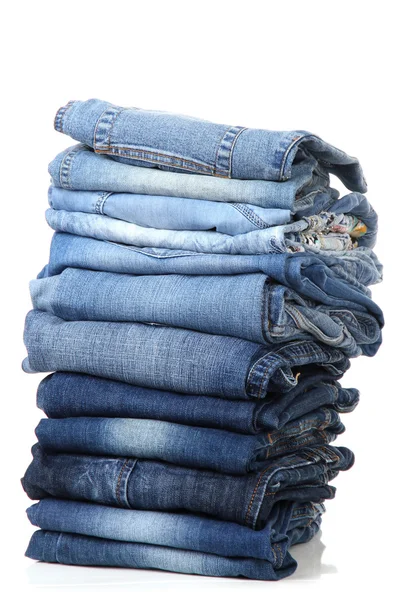 Viele Jeans gestapelt in einem Haufen isoliert auf weiß — Stockfoto