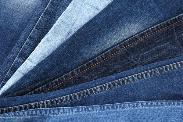 Многие джинсы крупным планом — стоковое фото