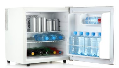 mini buzdolabı şişe ve kavanozlar beyaz izole çeşitli içecekler tam