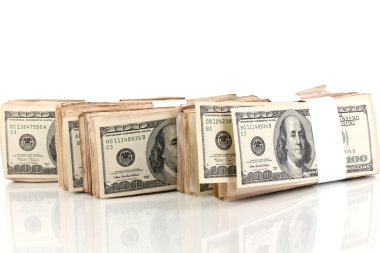 birçok 100 dolarlık banknotlar yakın çekim üzerinde beyaz izole