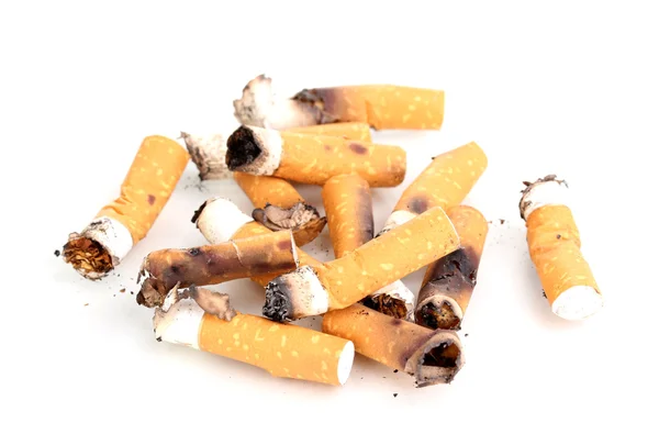 Cigaretové nedopalky isolateed na bílém pozadí — Stock fotografie
