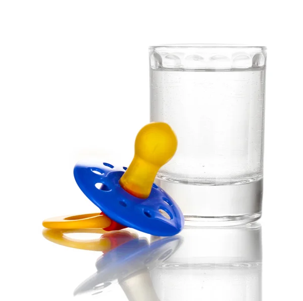Manichino bambino con bevanda alcolica isolato su bianco — Foto Stock