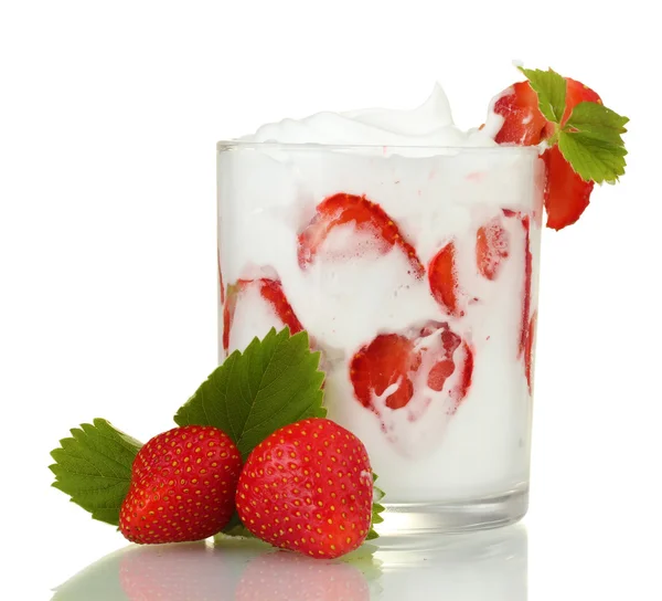 Leckerer Joghurt im Glas und Erdbeeren isoliert auf weiß — Stockfoto