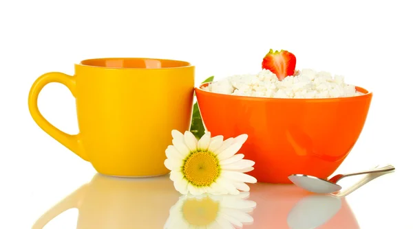Queso cottage con fresa en tazón de naranja y taza de naranja con café, cuchara y flor aislada en blanco —  Fotos de Stock