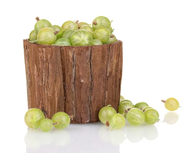 Grosella verde en taza de madera aislada en blanco — Foto de Stock