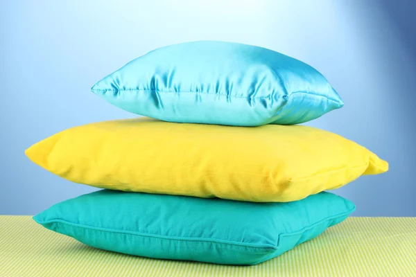 青い背景の枕 — ストック写真