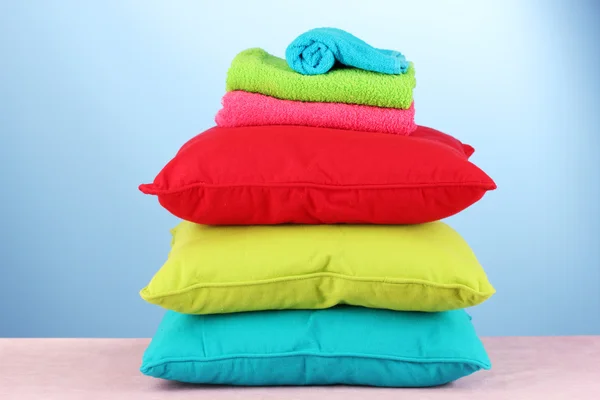 Подушки и полотенца на красном фоне — стоковое фото