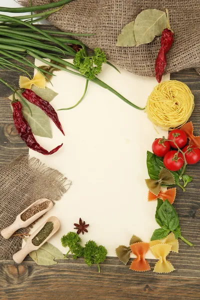 食谱蔬菜和香料木制桌上纸 — 图库照片