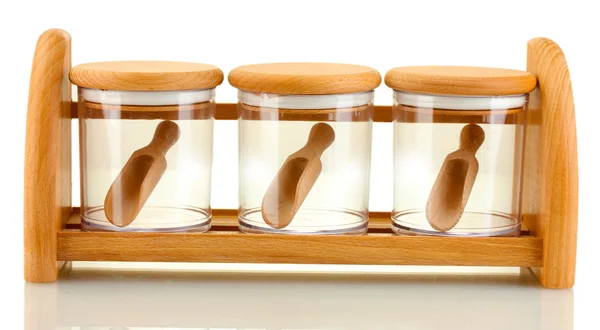 Frascos de vidrio vacíos para especias con cucharas en estante de madera aislado en blanco — Foto de Stock
