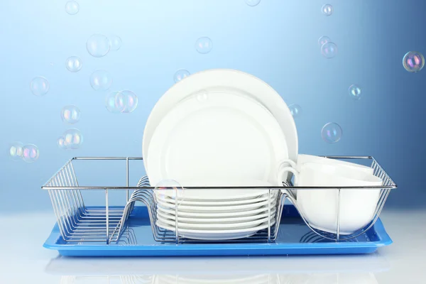 Mavi arka plan üzerinde durmak üstünde temiz yemekler — Stok fotoğraf