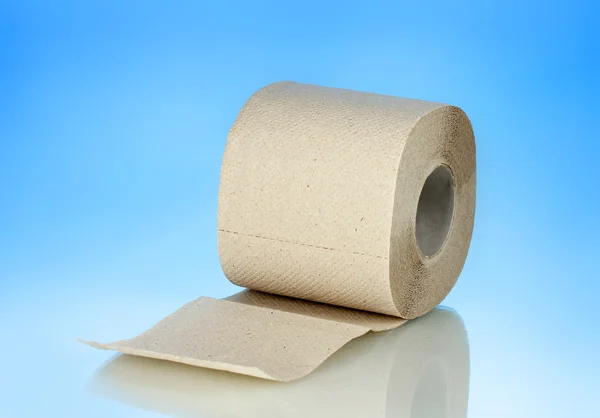 Rollen Toilettenpapier auf blauem Hintergrund — Stockfoto