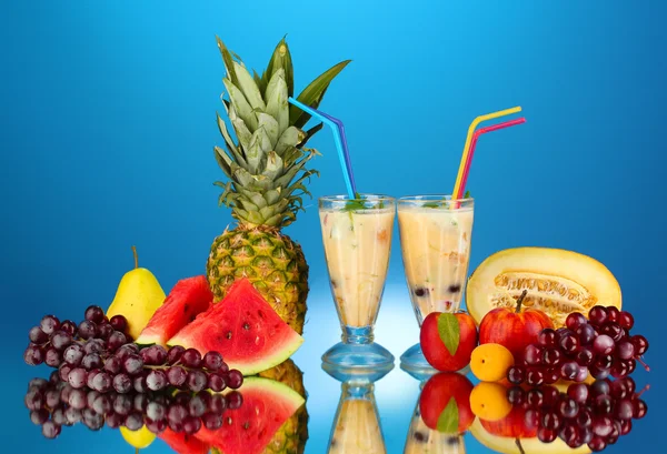 Frullati di latte con frutta su sfondo blu primo piano — Foto Stock