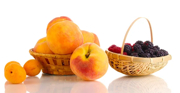 Ripe raspberries, brambles and peaches isolated on white — Stock Photo, Image