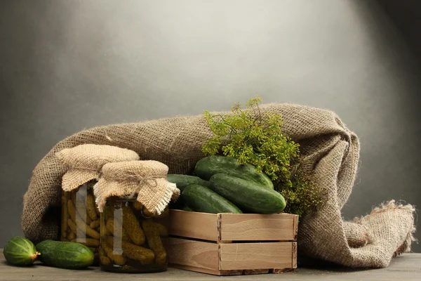 Ahşap kutu, turşu ve gri arka plan üzerine dereotu, taze salatalık — Stok fotoğraf