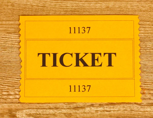 Барвистий квиток на дерев'яному фоні крупним планом — стокове фото