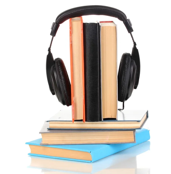Kitaplar üzerinde beyaz izole kulaklık — Stok fotoğraf