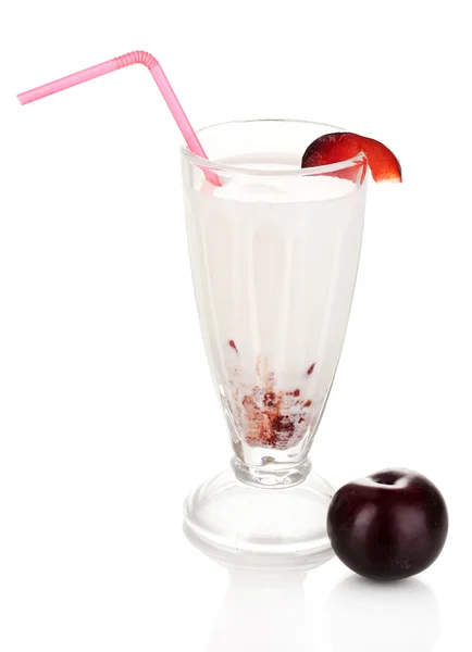 Delicioso batido de leite com frutas isoladas em branco — Fotografia de Stock