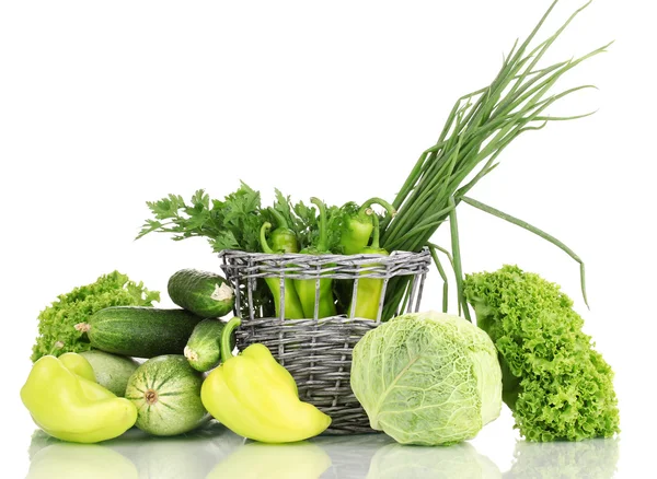 Färska grönsaker i korg isolerad på vit — Stockfoto