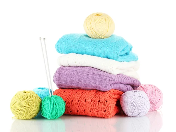 Maglioni e palline di lana isolate su bianco — Foto Stock
