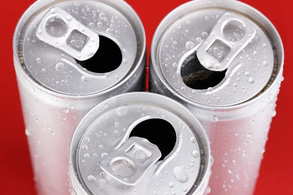 Aluminum cans with water drops on red background — 스톡 사진