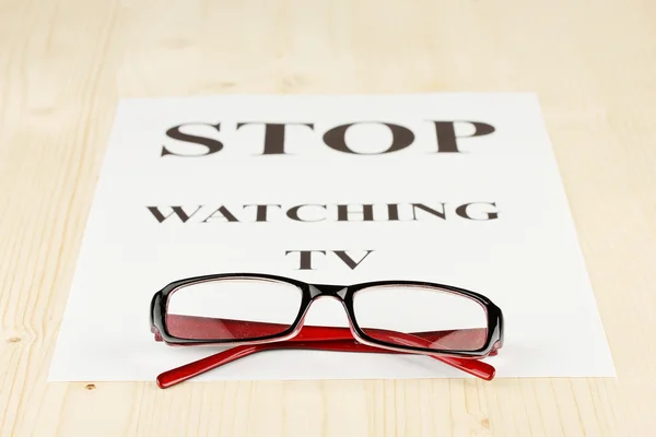 Gráfico de teste de visão com óculos em fundo de madeira close-up — Fotografia de Stock