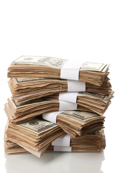 Yüz dolarlık banknotlar yakın çekim üzerinde beyaz izole yığını — Stok fotoğraf