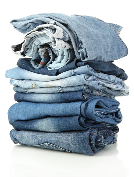 Beaucoup de différents jeans bleus isolés sur blanc — Photo