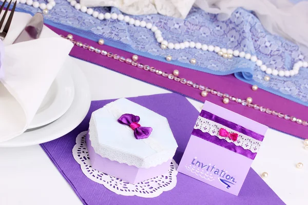 在白色织物背景上的紫色颜色服务神话般的婚礼表 — 图库照片