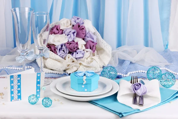 青と白の布の背景に青の色で素晴らしい結婚式のテーブルを提供 — ストック写真