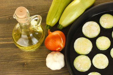 Squash bir tavada ahşap masa yakın çekim üzerine dilimlenmiş