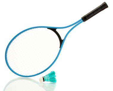 badminton raketi ve mekik horozu beyazda izole edilmiş.