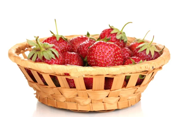 甜美成熟的草莓在篮子上白色隔离 — 图库照片