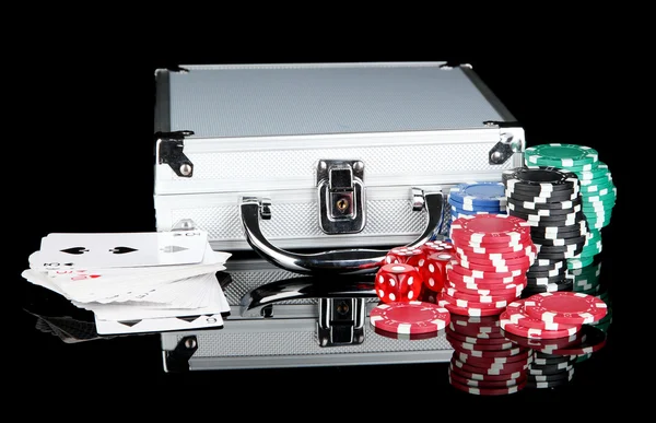 Juego de póquer sobre una caja metálica aislada sobre fondo negro — Foto de Stock