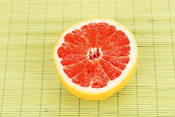 Спелый грейпфрут на салфетке, изолированный на белом — стоковое фото